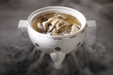 Tavuk çorbası masada kaseyle closeup