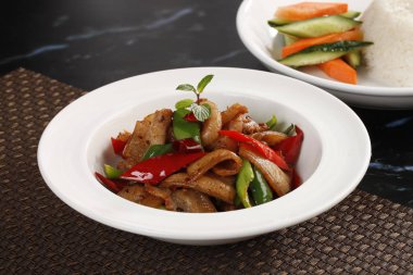 tofu, yakından görmek ile kızarmış domuz eti ilave edin