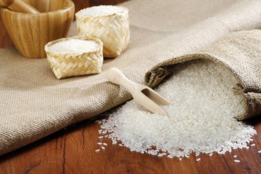 Ahşap arka plan üzerinde çiğ pirinç yığını 