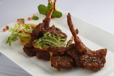 Pişmiş kuzu etli beyaz tabak closeup