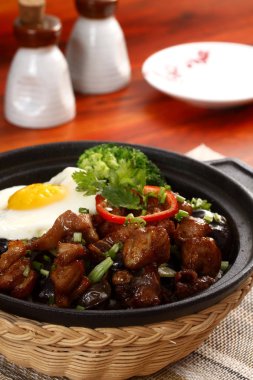 Barbekü domuz eti kase haşlanmış pirinç tablo içinde