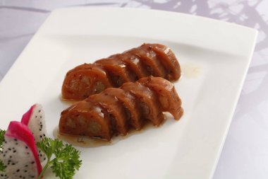 Tabak pişmiş lotus kökleri ile closeup. Geleneksel Çin yemeği