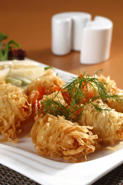 Gros Plan Plaque Restaurant Avec Une Portion Crevettes Frites — Photo