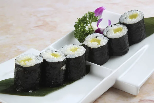 Primer Plano Del Plato Con Rollo Sushi Mesa —  Fotos de Stock