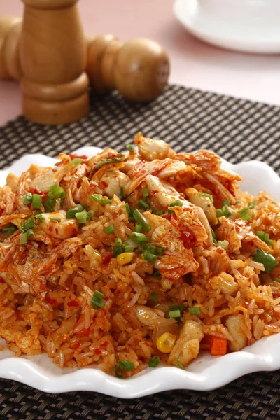 Porção Arroz Frito Mesa Cozinha Comida Tradicional Chinesa — Fotografia de Stock