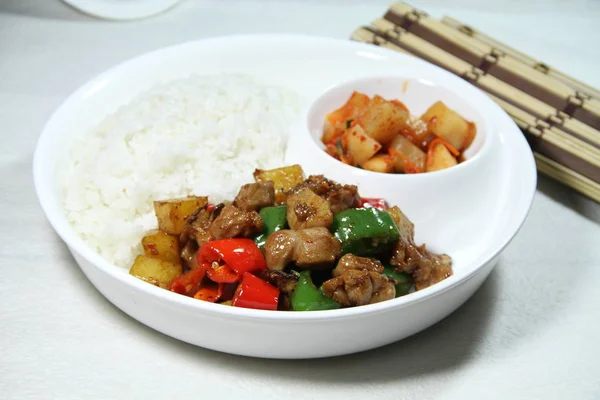 テーブルの上の野菜と調理炒め牛肉 — ストック写真