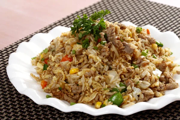 Porção Arroz Frito Mesa Cozinha Comida Tradicional Chinesa — Fotografia de Stock