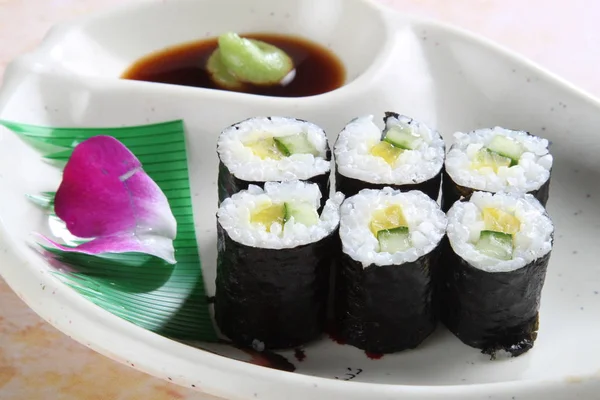 Primer Plano Del Plato Con Rollo Sushi Mesa —  Fotos de Stock