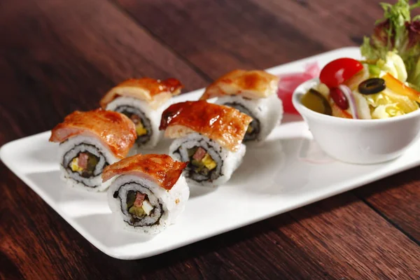 Primer Plano Del Plato Con Rollo Sushi Mesa —  Fotos de Stock