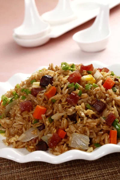 Porção Arroz Frito Mesa Cozinha Comida Tradicional Chinesa — Fotografia de Stock