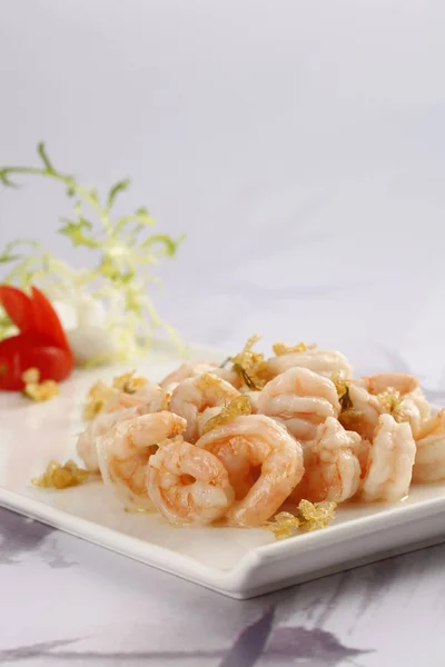 Closeup White Plate Portion Cooked Shrimps Fresh Tomato — Stock Photo, Image