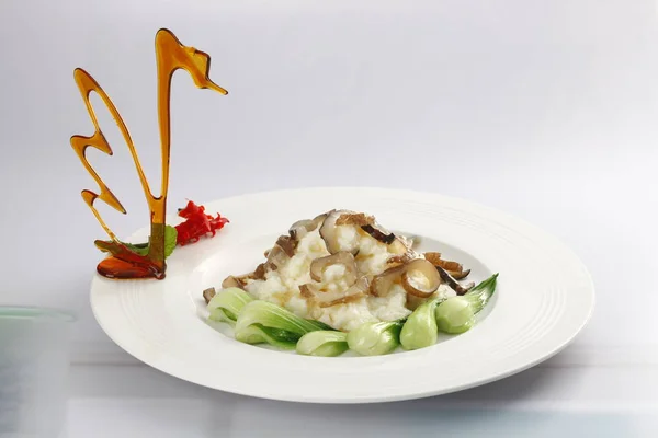 用白盘子煮熟的蜗牛与蔬菜特写 — 图库照片