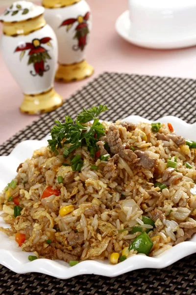 Část Smažené Rýže Kuchyňském Stole Tradiční Čínské Jídlo — Stock fotografie