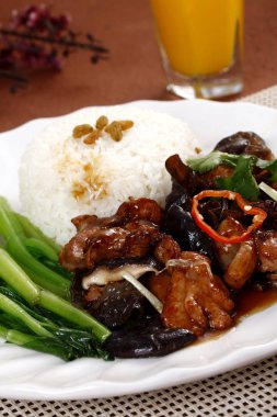 Masada pilavlı domuz eti güveç ile beyaz plaka 