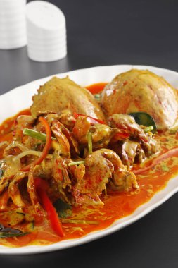 Curry karides bölümü closeup masanın üzerine yerleştirilen