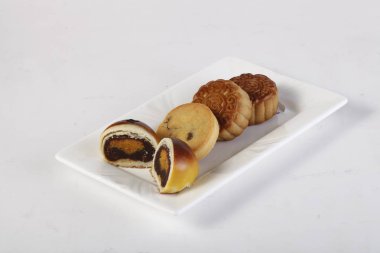 Moon kek ile beyaz tabak portre. Geleneksel Çin böreği