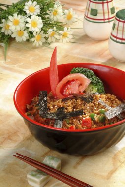 Mutfak masasının üzerinde kızarmış pilav kısmı. Geleneksel Çin yemeği