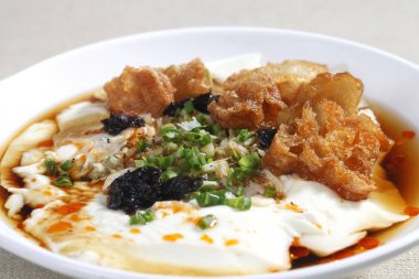 Tatlı tuzlu tofu çorbası ile beyaz plaka