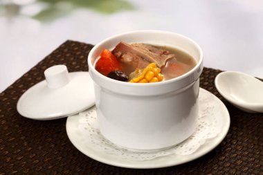 Geleneksel Çince çorba mutfak masasında closeup