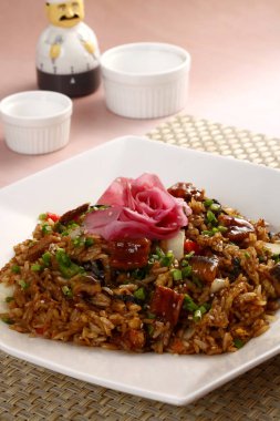 Mutfak masasının üzerinde kızarmış pilav kısmı. Geleneksel Çin yemeği