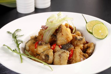 Tatlı limon ile hazırlanan morina ile beyaz plaka 