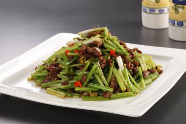 plaka, yakından görmek üzerinde sote sığır eti 