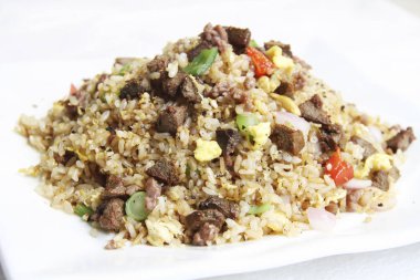 Mutfak masasının üzerinde kızarmış pilav kısmı. Geleneksel Çin yemeği