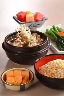 Mutfak masasının üzerinde kızarmış pilav kısmı. Geleneksel Çin yemeği