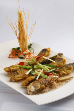 Plaka ile hazırlanmış balık fileto masada closeup 