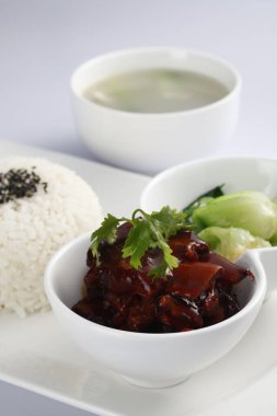 Masada haşlanmış pirinç üzerinde pilakalar ve Kuzu güveç