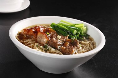 Sığır eti ile kase closeup şehriye çorbası masada