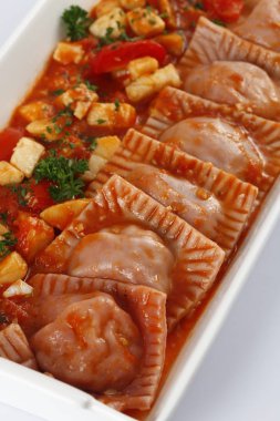 Lezzetli mantı bölümüyle closeup plaka. Geleneksel İtalyan yemekleri