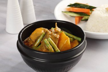 Köri soslu pişmiş sığır etli plaka closeup