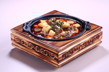 Sığır eti güveç, atış restoran mutfağı ile kase closeup