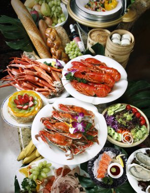 Çeşitli deniz ürünleri closeup hizmet masanın üzerine yerleştirilen
