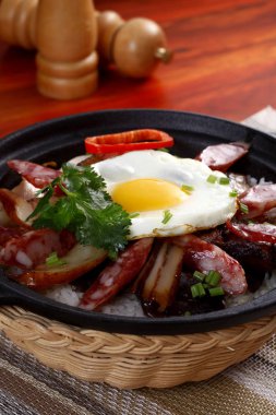 Sosis üzerinde pirinç, yakından görmek