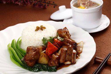 Masada pilavlı domuz eti güveç ile beyaz plaka 