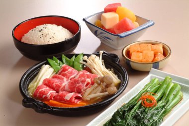 Et güveç masada. Çiğ gıda Barbekü yemek pişirmek için hazır