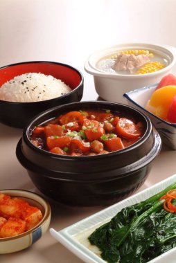 Masanın üzerine yerleştirilen restoran yemek seti 