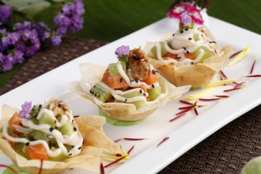 plaka, yakından görmek somon salata 