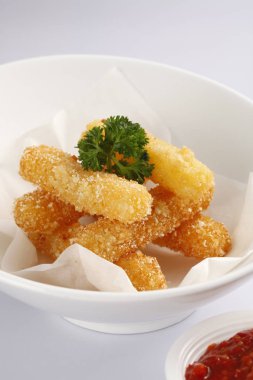 Tablo üzerinde kızarmış balıkla beyaz tabak closeup