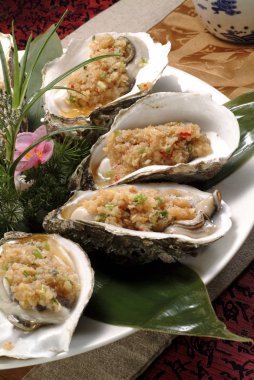 Plaka restoran masada hazır istiridye ve