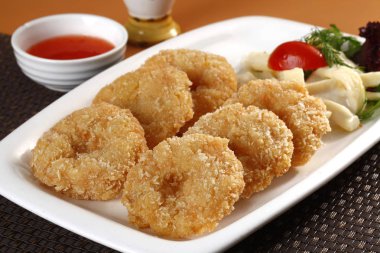 Vietnamca karides pan kek ile plaka closeup