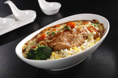 Pişmiş domuz pirzolası beyaz tabakta closeup 