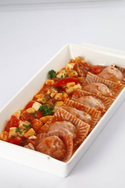 Lezzetli mantı bölümüyle closeup plaka. Geleneksel İtalyan yemekleri