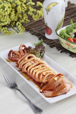 dilimlenmiş kalamar yemek, yakından görmek