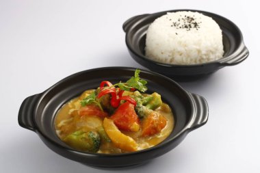 Köri soslu pişmiş sığır etli plaka closeup