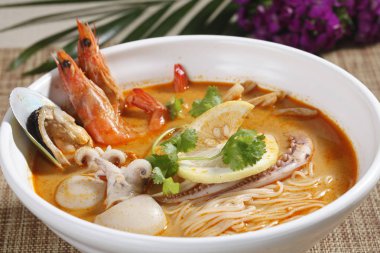 Balık ve tom yum goong ile beyaz tabak erişte