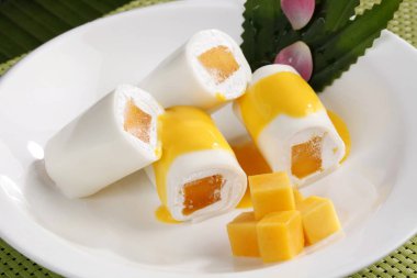 Mango tatlısı tabakta, yakından görmek