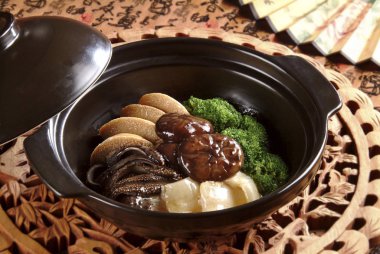 Mutfak masasının üzerinde pişmiş abalone bölümünü closeup